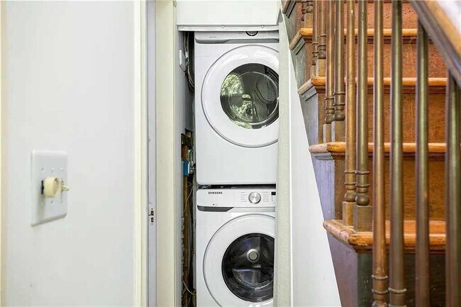 Building Photo - 75 Green End Ave