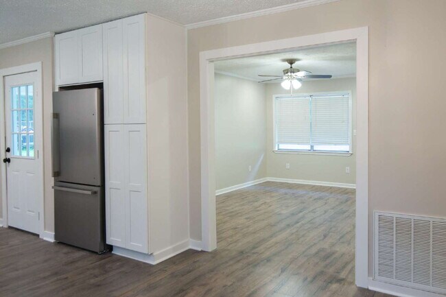 Building Photo - Charming Remodeled 3-Bed/1-Bath Home on 1 Acre — Ideal for Grad Students, Pros, or Game-Day Retre...