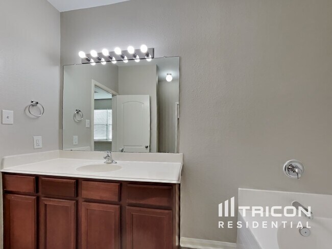 Building Photo - 1502 Tulip Ln