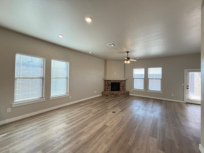 Building Photo - 6101 Poppy Dr