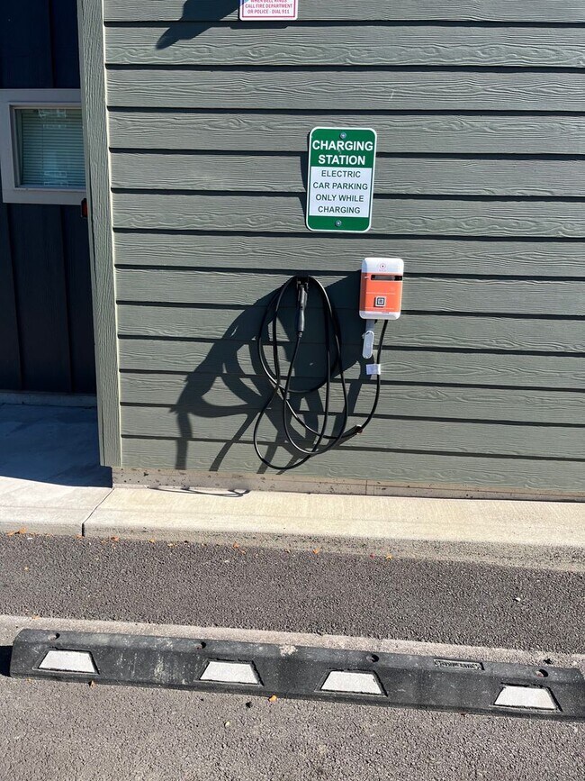 Building Photo - Studio Apartment in the Heart of Redmond