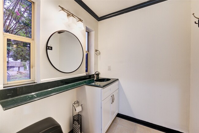 Building Photo - 303 Shady Glen Ln