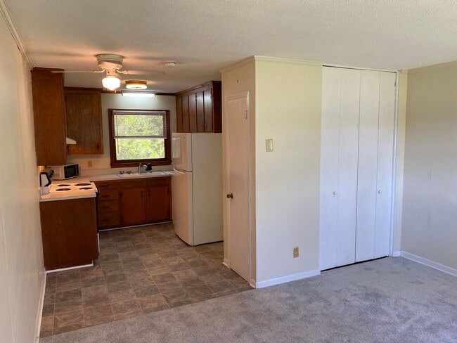 Building Photo - Cozy Studio Apartment - Unbeatable price and location!