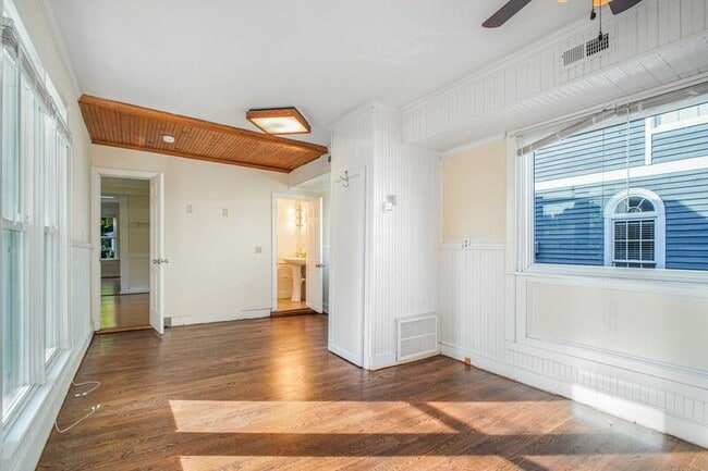 Building Photo - 307 Hawke St