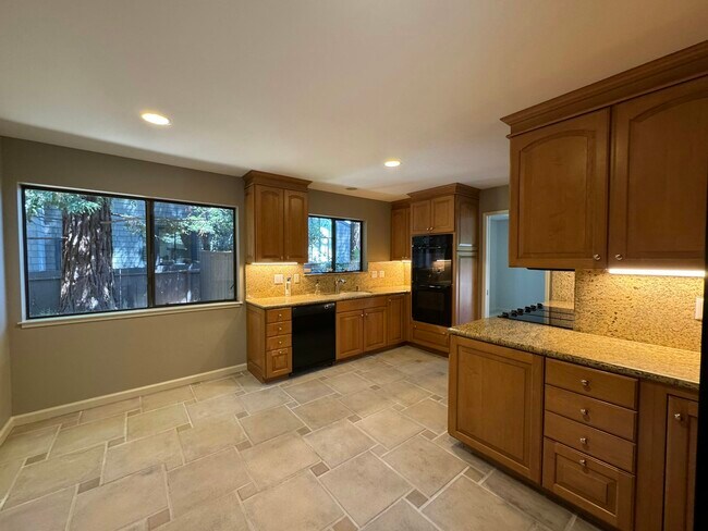 Building Photo - 2439 Sharon Oaks Dr