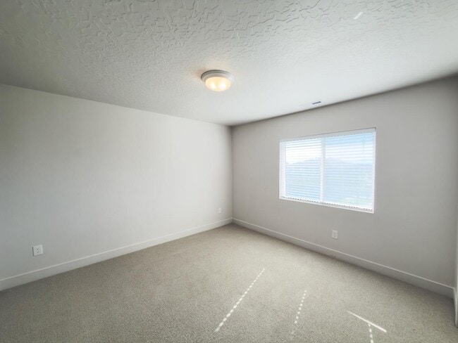 Building Photo - 414 W Snowberry Dr