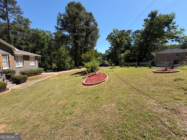 Building Photo - 3336 Camelot Dr NE