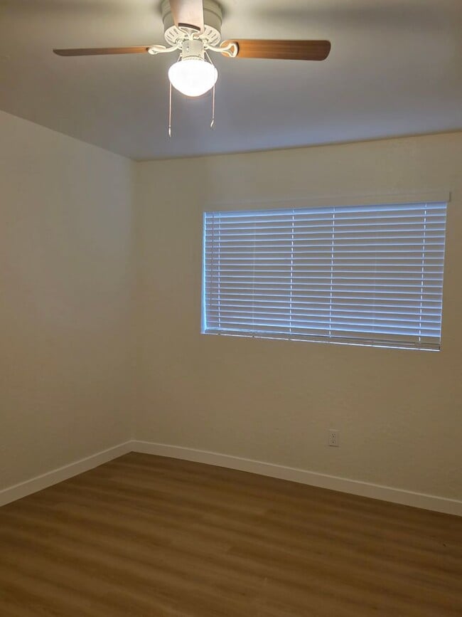 Building Photo - 4402 White Lane #A - Apartment