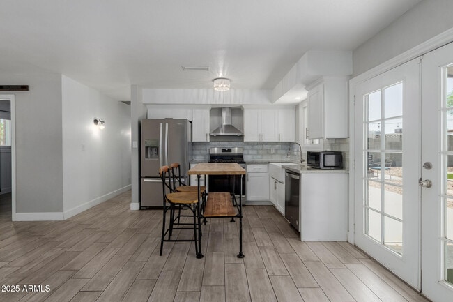 Building Photo - 1261 W La Jolla Dr
