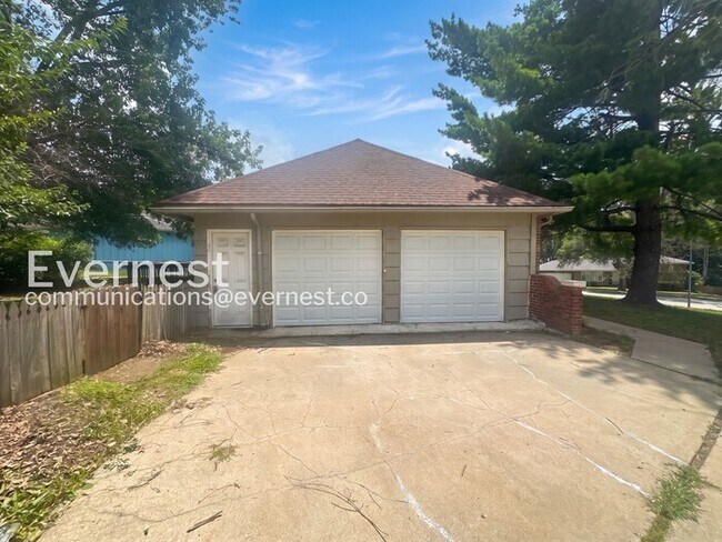 Building Photo - 3 Bed, 2 Bath Home with Fenced Yard & Garage / Pet-Friendly / Vouchers Accepted / Available Now!
