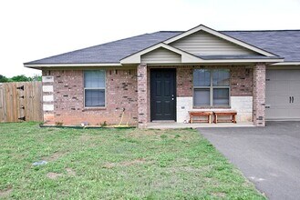 Building Photo - Coming Soon: 3 Bedroom Duplex for Rent in ...