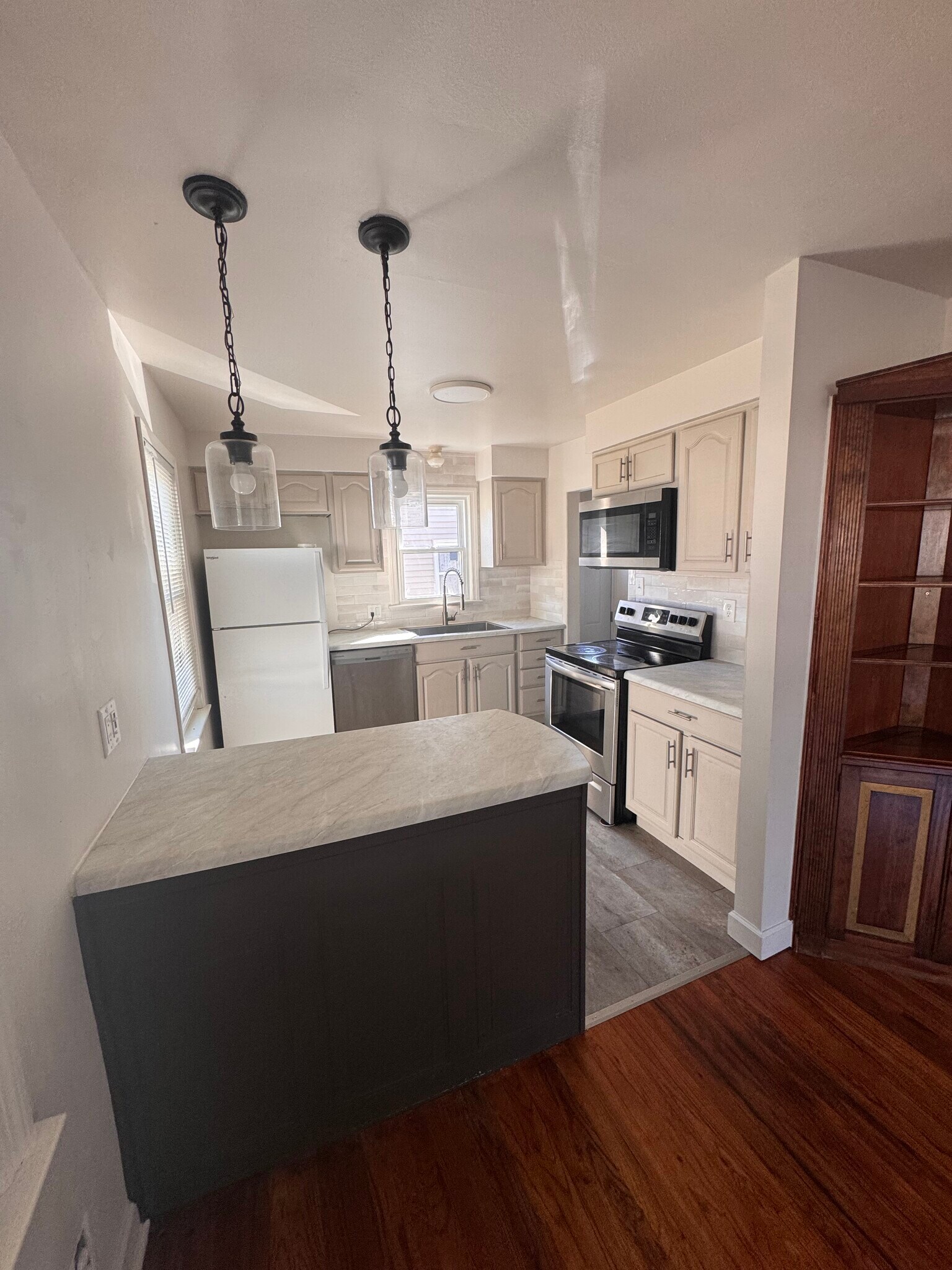 Building Photo - 412 Adams Ave