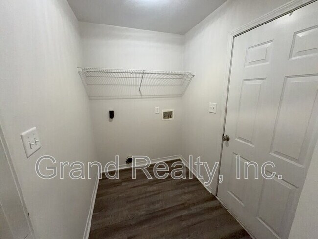 Building Photo - 6464 Outer Dr