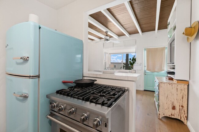 Building Photo - Ocean view Studio