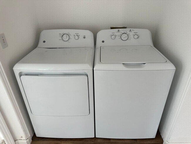 Building Photo - *utilities included* Remodeled 3 bed 3 bat...
