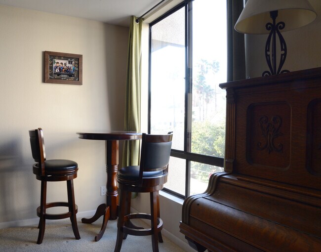 Building Photo - 7320 Hawthorn Ave