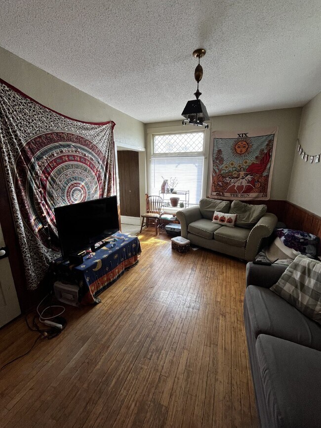 Building Photo - Nice 4 Bed 1 Bath close to UWEC and Water ...