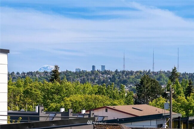 Building Photo - Ballard - Newer 3 Bedroom / 2.5 Bath Townh...