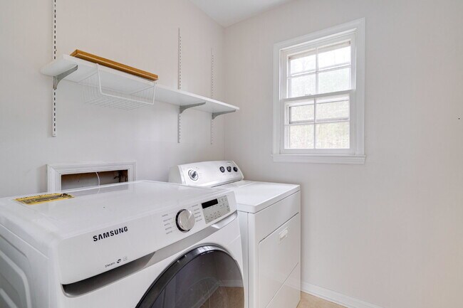Building Photo - Chapel Hill Retreat: Spacious 4-Bedroom with Fenced-in Backyard