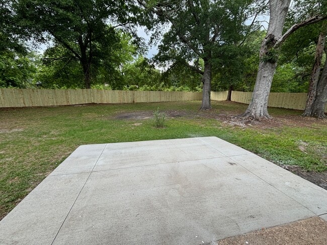 Building Photo - 145 Courtaulds Ave