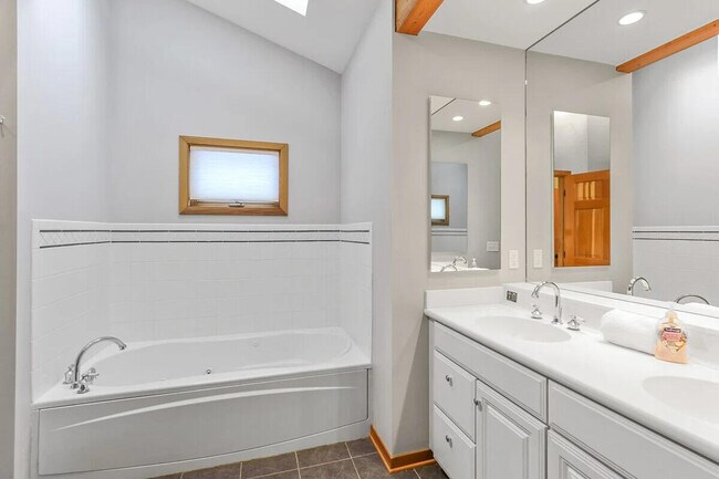 Building Photo - N7487 E Lakeshore Dr