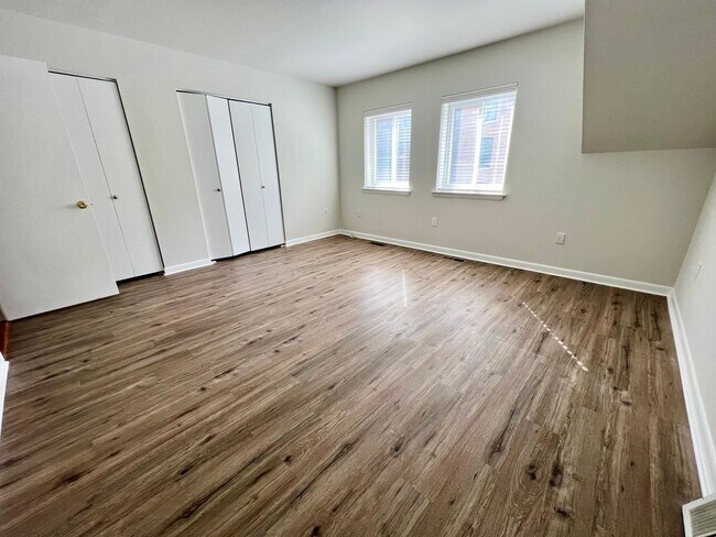 Building Photo - Luxurious 3-Bedroom Townhome in Logan Square with Parking Space Included! Available mid-August!