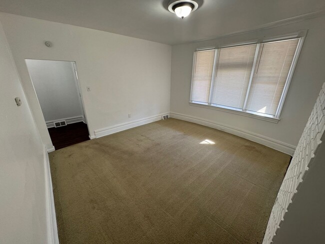 Building Photo - Spacious 4-Bed 2-Bath House!!