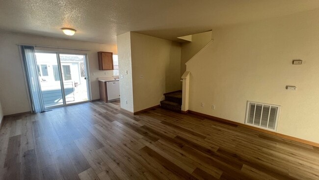 Building Photo - Bright & Convenient Townhouse Living!