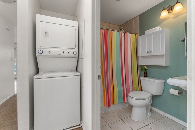 Building Photo - 3bd/2ba upstairs unit with deck