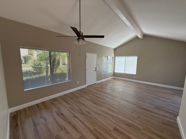 Building Photo - Remodeled 2-Bedroom Townhome in Tierrasant...