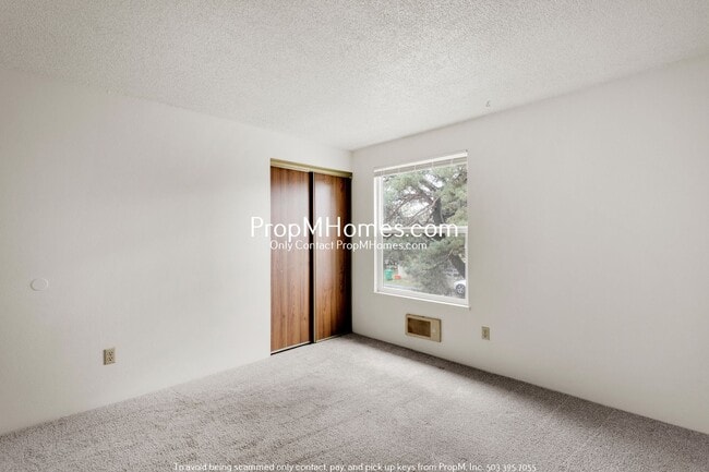 Building Photo - Refreshed Two Bedroom Townhome in Montavilla!