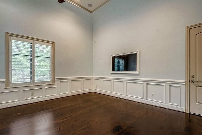 Building Photo - 5559 Holly Springs Dr