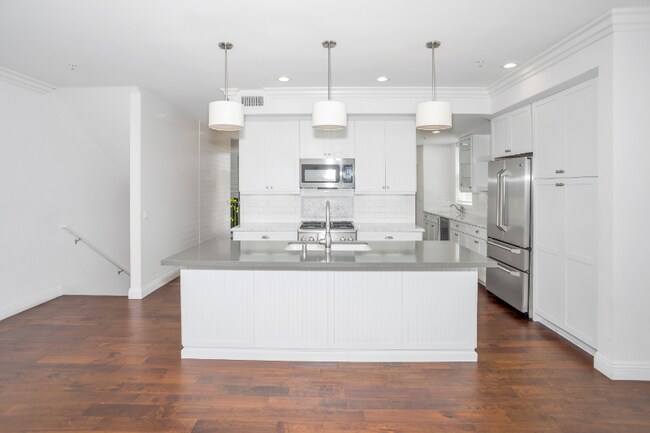 Building Photo - 7716 Ivanhoe Ave