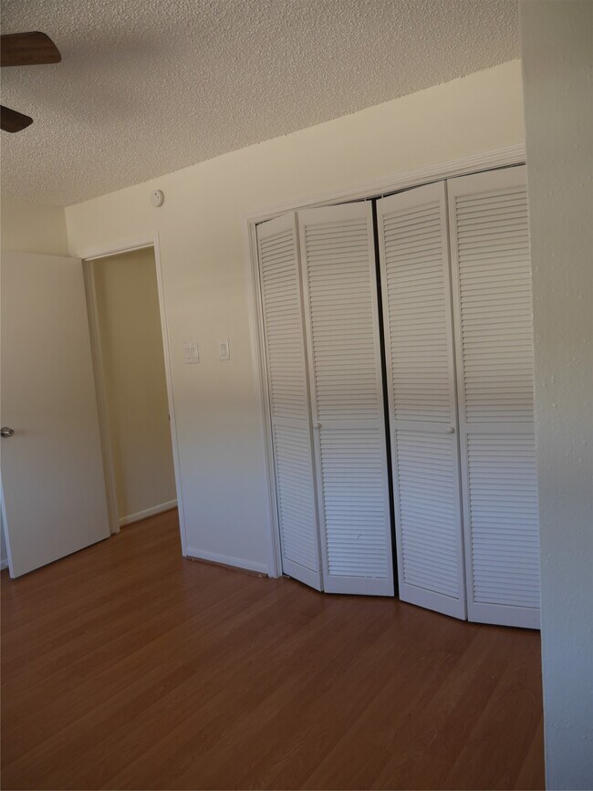 Building Photo - 13840 Hollowgreen Dr