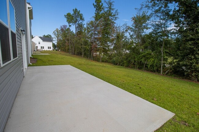 Building Photo - Spacious 4-Bedroom Home - Convenient to Fo...