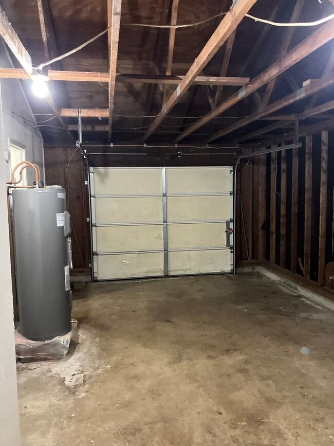 Building Photo - 2429 NE Saratoga St