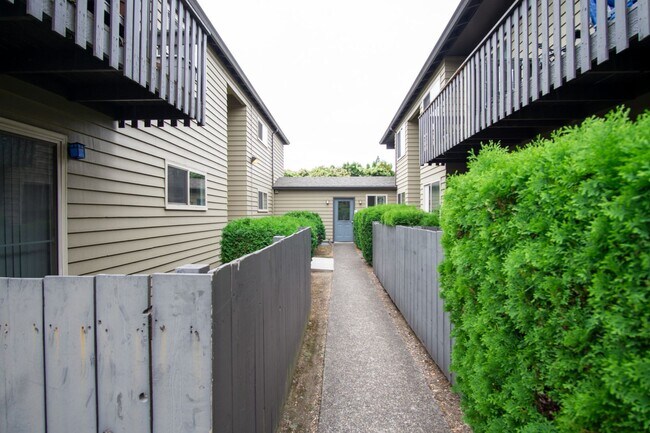 Building Photo - Close-in SE: Garden Level 1 Bdr w/ DW, Pri...
