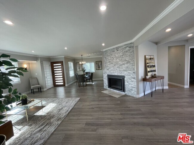 Building Photo - 4439 Don Zarembo Dr