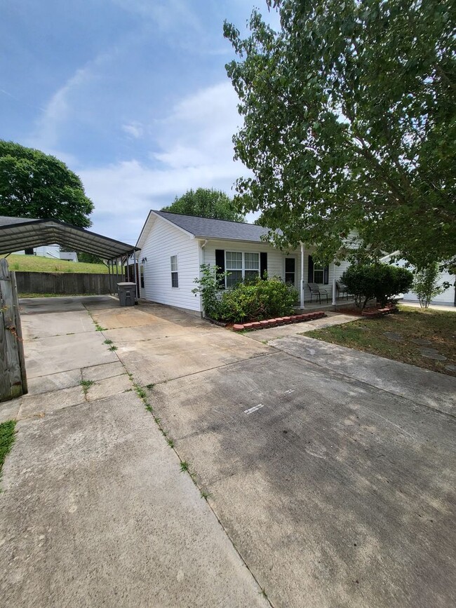 Building Photo - Cozy Home in Concord