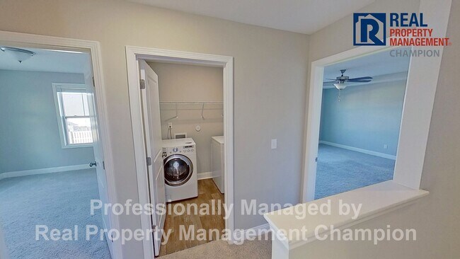 Building Photo - Spacious Home with Fenced Yard