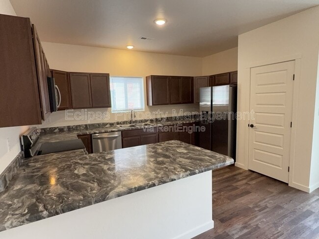 Building Photo - 250 Sasha St