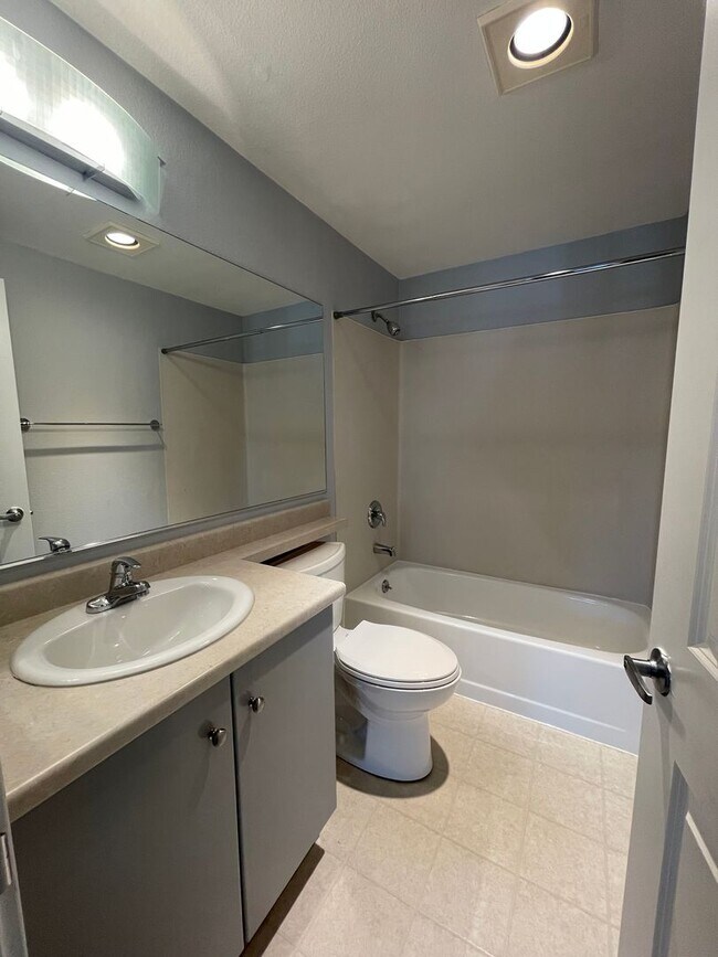 Building Photo - Welcome Home to Comfort & Convenience in E...