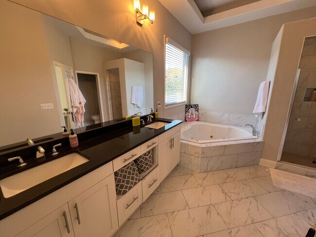 Building Photo - Awesome Urban Lofts Unit Available for Pre...