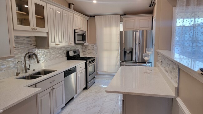 Building Photo - 2765 S Cedar Glen Dr