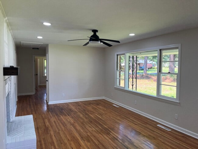 Building Photo - 202 Silver Bluff Rd