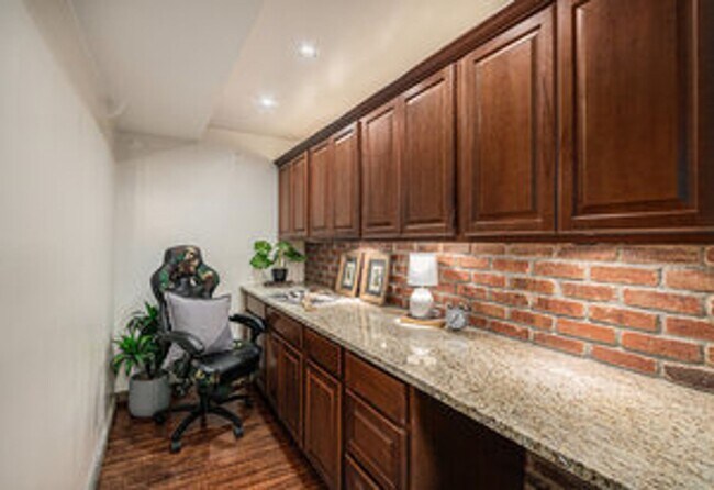 Building Photo - Cute 2 Bed Condo in Old Town