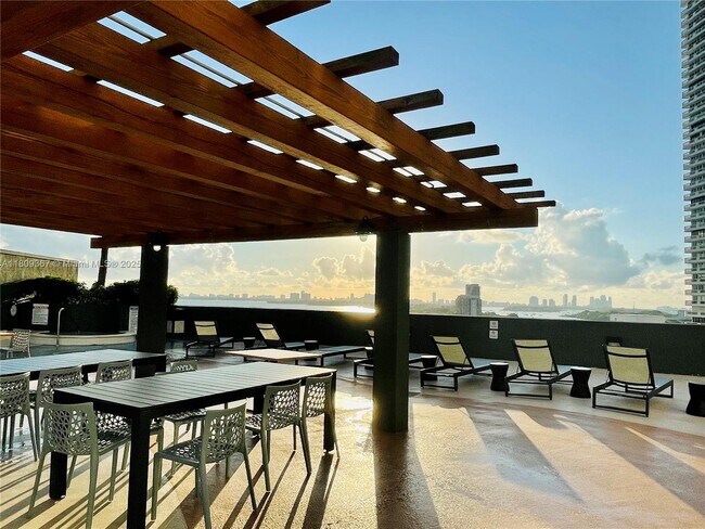 Building Photo - 1750 N Bayshore Dr