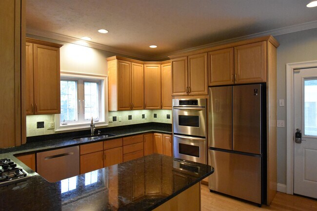 Building Photo - 2246 Elm St