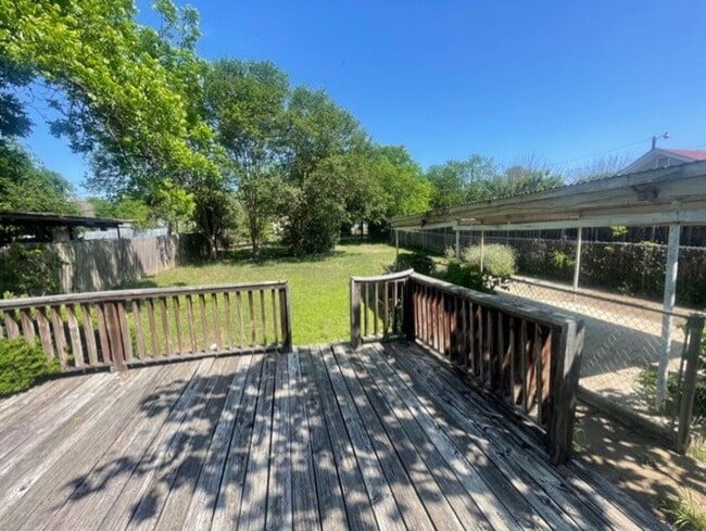 Building Photo - Cozy Central Waco Home