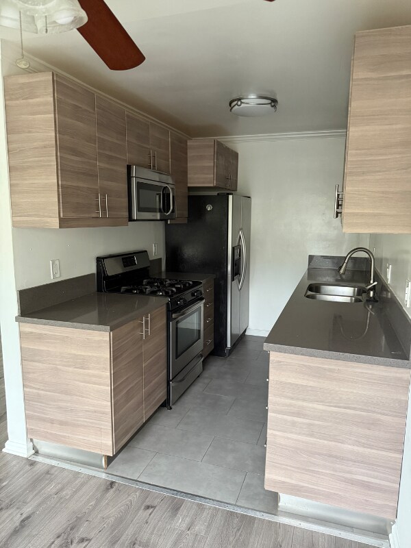 Building Photo - 2140 Beachwood Dr